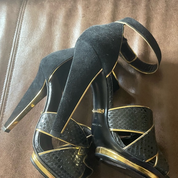 Roberto Cavalli Elegant Black and Gold Heels - Picture 1 of 4